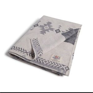 Faherty Doug Good Feather Adirondack Blanket New Condition